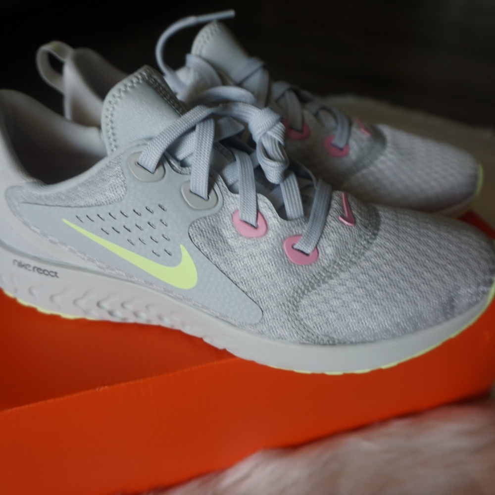 Nike Legend React Women's running Shoes NWB White - Picture 5 of 5